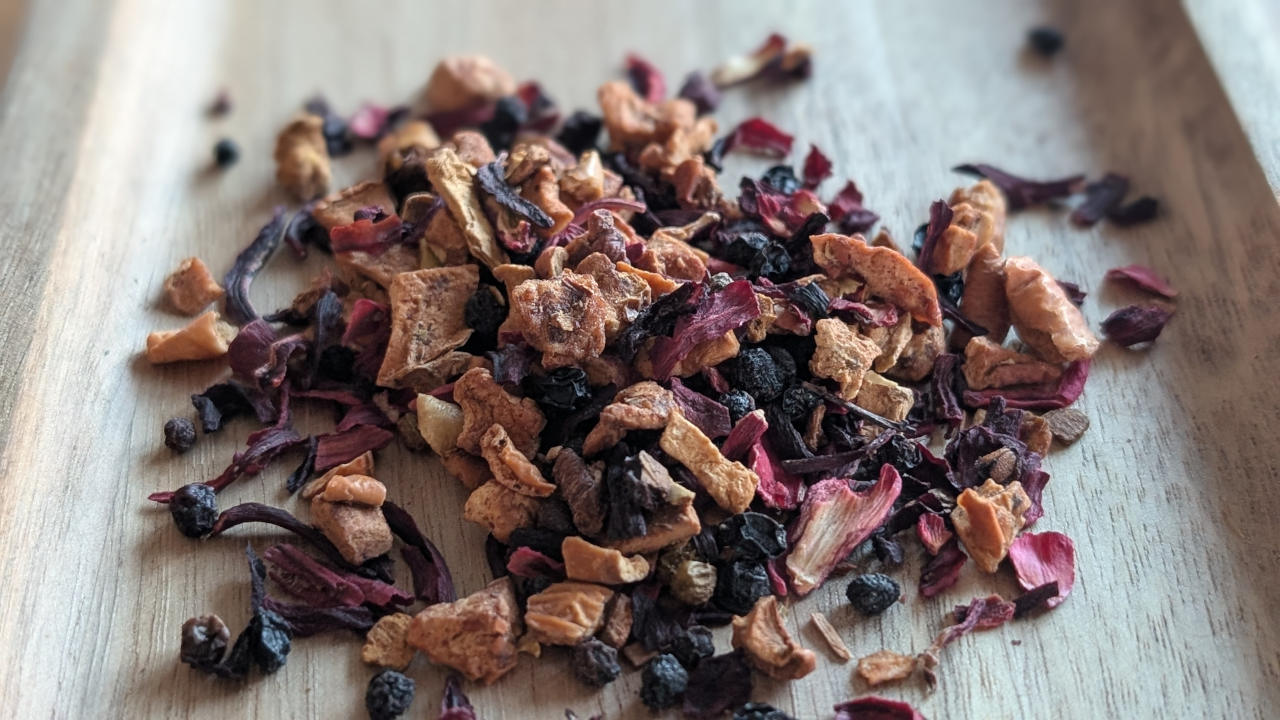 Geschmacklich wird Apfel gerne mit Hibiskus, Holunderbeeren und auch Zimt kombiniert, wie bei diesem Zimtapfeltee