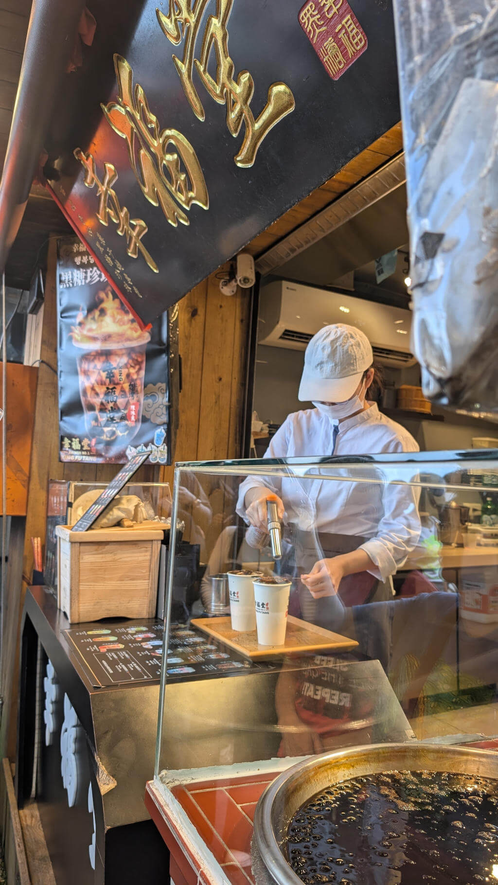 Eine sehr süße Variante des Bubble Teas ist der „Brown Sugar Boba Milk Tea“. Frische Milch, brauner Zuckersirup und Tapioca Perlen. Der Namensgebende „Tee“ ist dabei nur optional.
