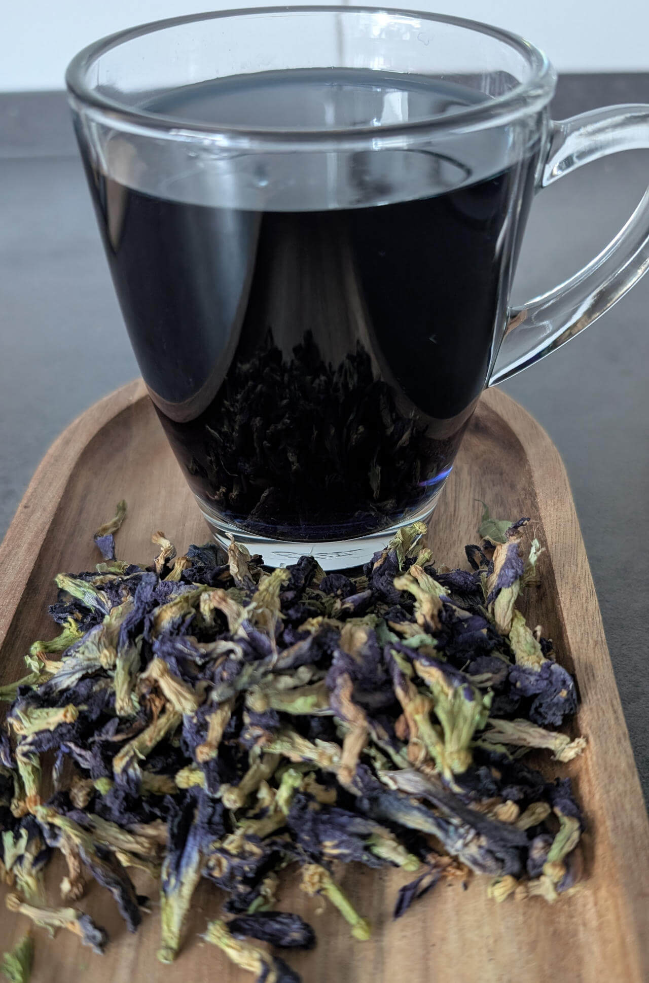 Zubereiteter Butterfly Pea Tea in einem sehr dunkelen Blau