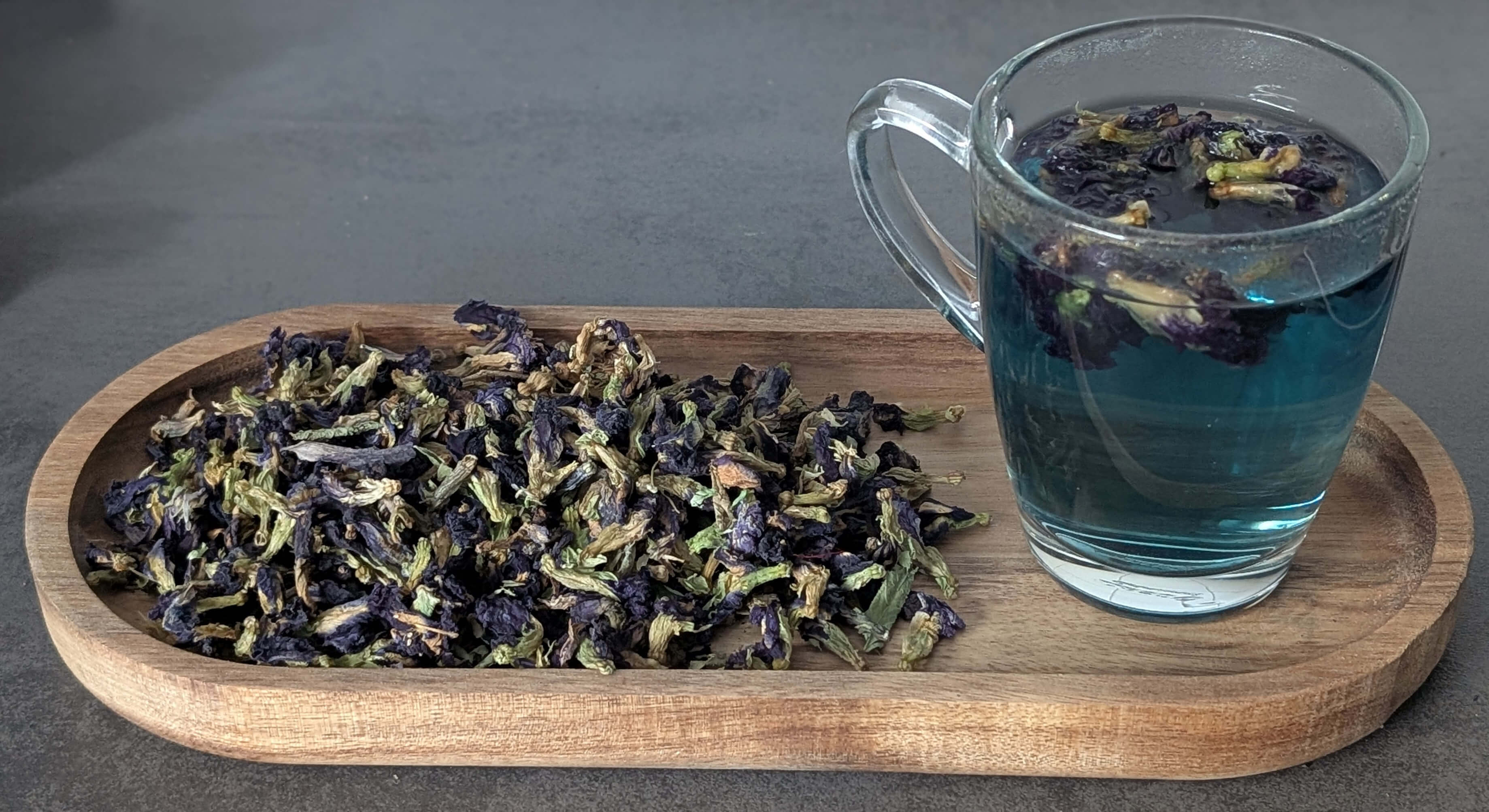 Der Butterfly Pea Tea wird durch seine Färbung auch blauer Tee oder Anchan genannt