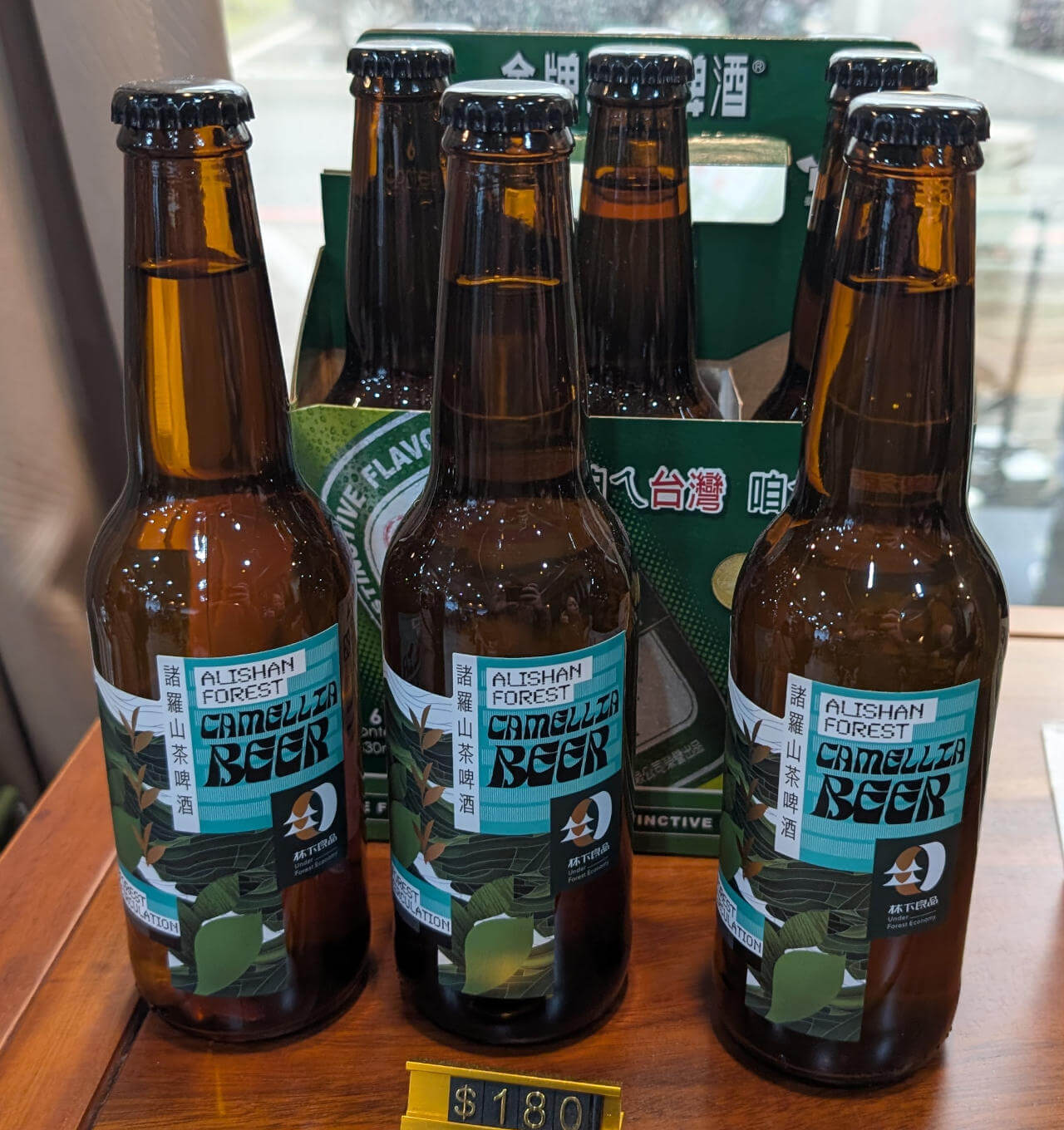 Das Camellia Beer aus Alishan (Taiwan). Bei der Preisangabe handelt es sich nicht um amerikanische Dollar, sondern um taiwanische Dollar. Das Bier kostet so etwa 6 Euro.