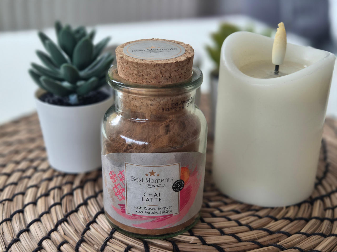 Kein Chai und keine Latte. Dafür enthält dieses Chai Latte Pulver von Penny Zimt, Ingwer, Muskatblüte, Sternanis, Kardamom, schwarzen Pfeffer und Nelken. Eine perfekte Basis für den eigenen Iced Chai Latte.