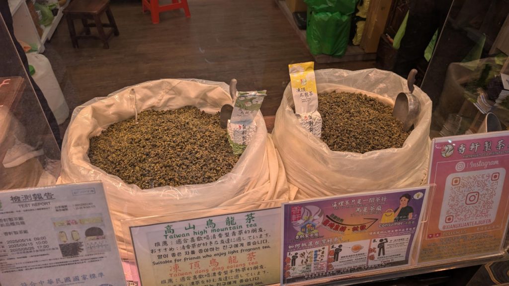Dong Ding Oolong gibt es fast überall in Taiwan zu kaufen, wie beispielsweise hier im touristischen Jiufen im Norden Taiwans