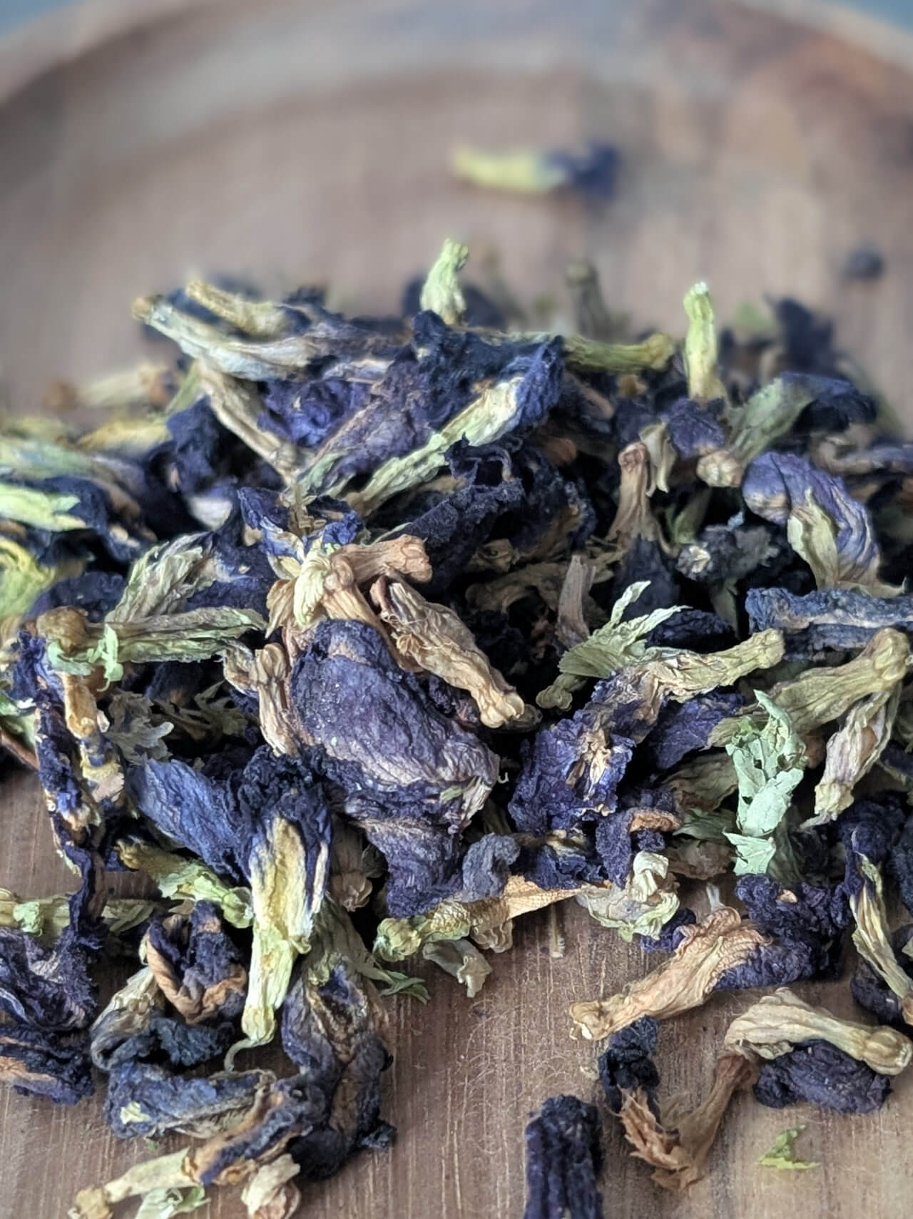 Getrocknete Blüten der Clitoria Ternatea in denen die gesundheitlichen Kräfte stecken