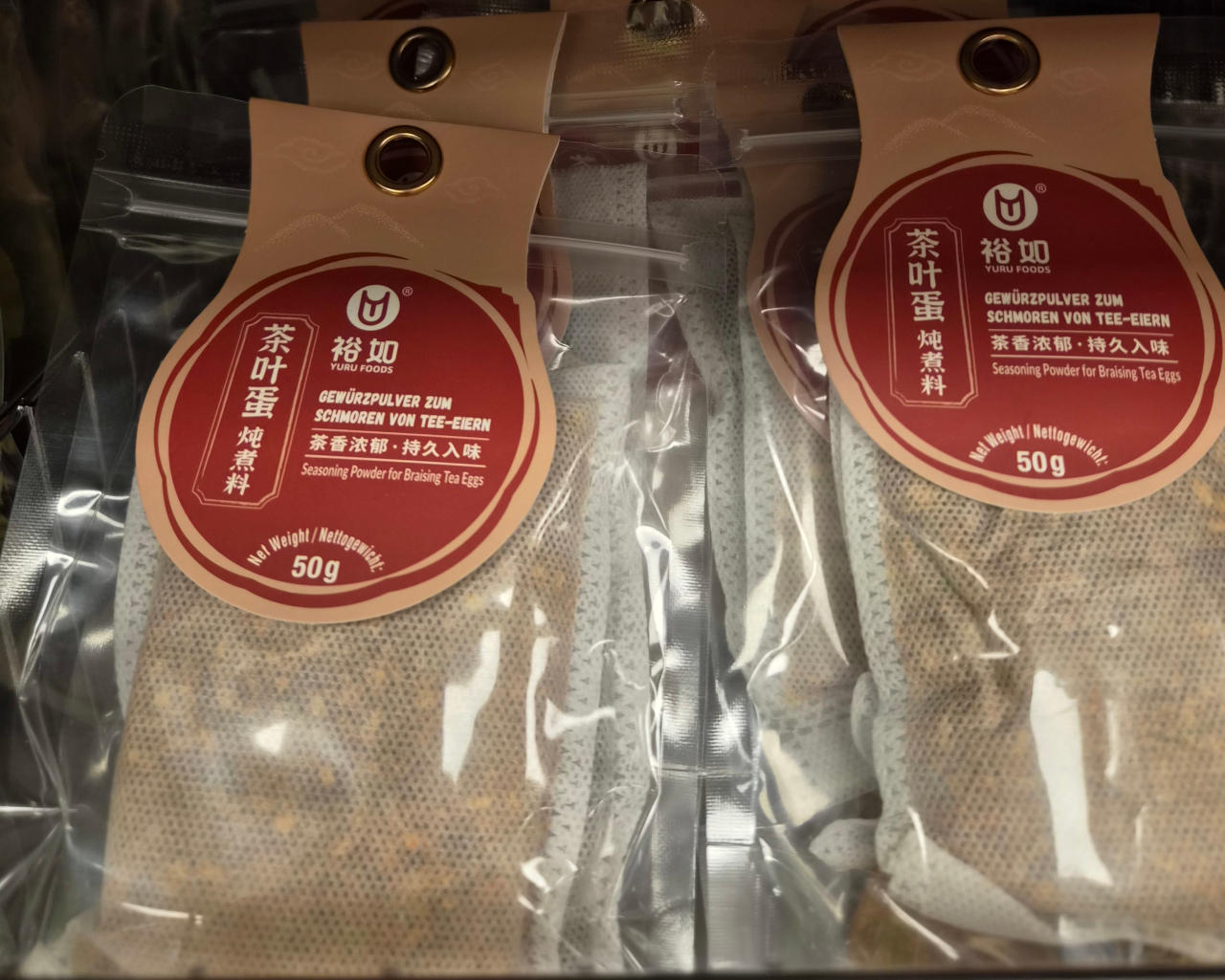 Ich empfehle es nicht, aber wer es sich ganz einfach machen möchte, der kann auch einfach ein Gewürzpulver-Set für Tee-Eier im nächsten Asia-Shop kaufen, wie die hier gezeigten. Kosten hierfür: 1,29€ bei go asia