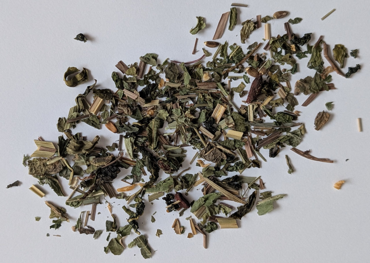 Der Inhalt eines Beutels Lulutox Tee auf einem Blatt ausgebreitet - Das Matcha-Pulver konnte ich dabei nicht sehen