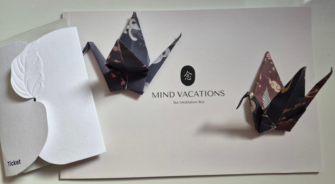 Neben der Meditationsbox, gab es noch ein paar Origami-Kraniche samt Ticket für eine Live-Meditation
