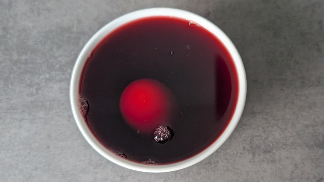 Den unschönen Stempel bzw. Aufdruck auf dem Ei lässt sich ganz einfach mit einem Tuch und etwas Essig entfernen