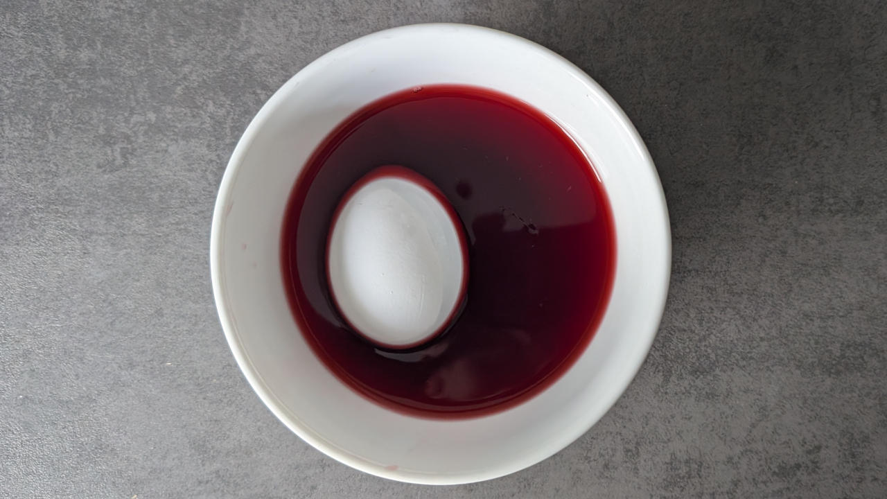 Den unschönen Stempel bzw. Aufdruck auf dem Ei lässt sich ganz einfach mit einem Tuch und etwas Essig entfernen