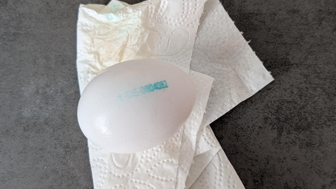 Tipp: Den unschönen Stempel bzw. Aufdruck auf dem Ei lässt sich ganz einfach mit einem Tuch und etwas Essig entfernen
