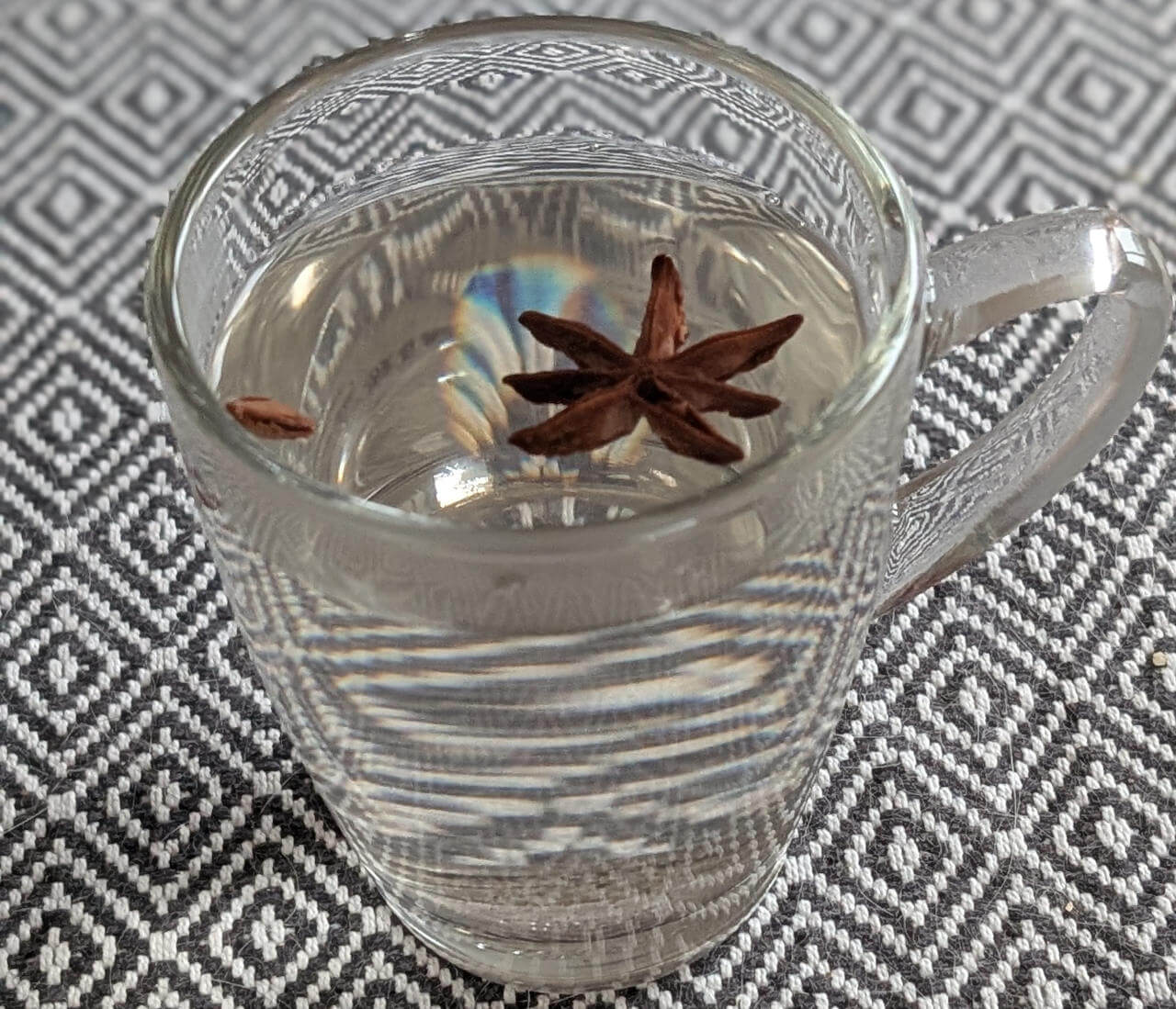 Sternanis-Tee ist einfach zu machen und sieht auf den ersten Blick auch sehr unscheinbar aus, der Geschmack hat es aber in sich