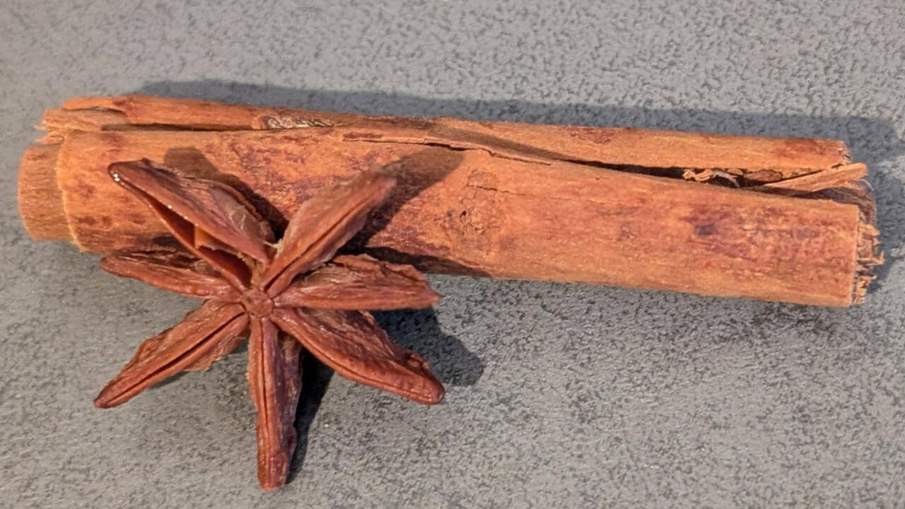 Sternanis und Zimt sind eine sehr gute Kombination für einen winterlichen Weihnachtstee