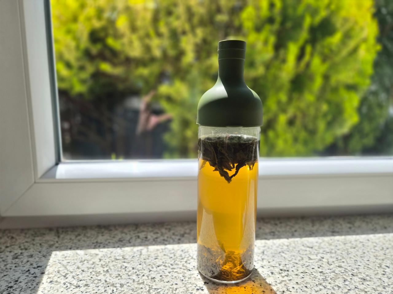 Nach rund 4 Stunden zeigt sich der ferige Sun Tea in seiner vollständigen Pracht