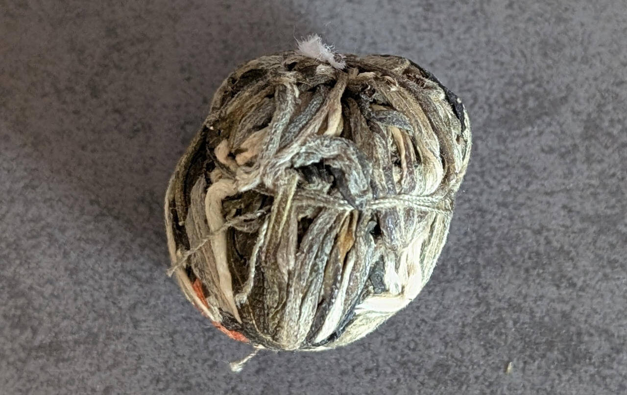 Aus dieser unscheinbaren Kugel wird später eine faszinierende Teeblume