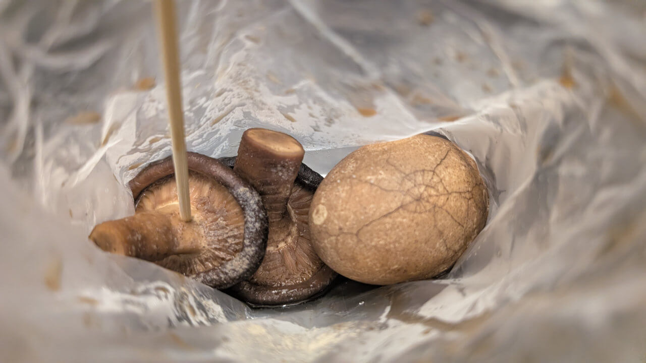 In Taiwan bekommt man in manchen Läden auch die Tee-Eier mit Pilzen serviert, die ebenfalls in der Marinade liegen