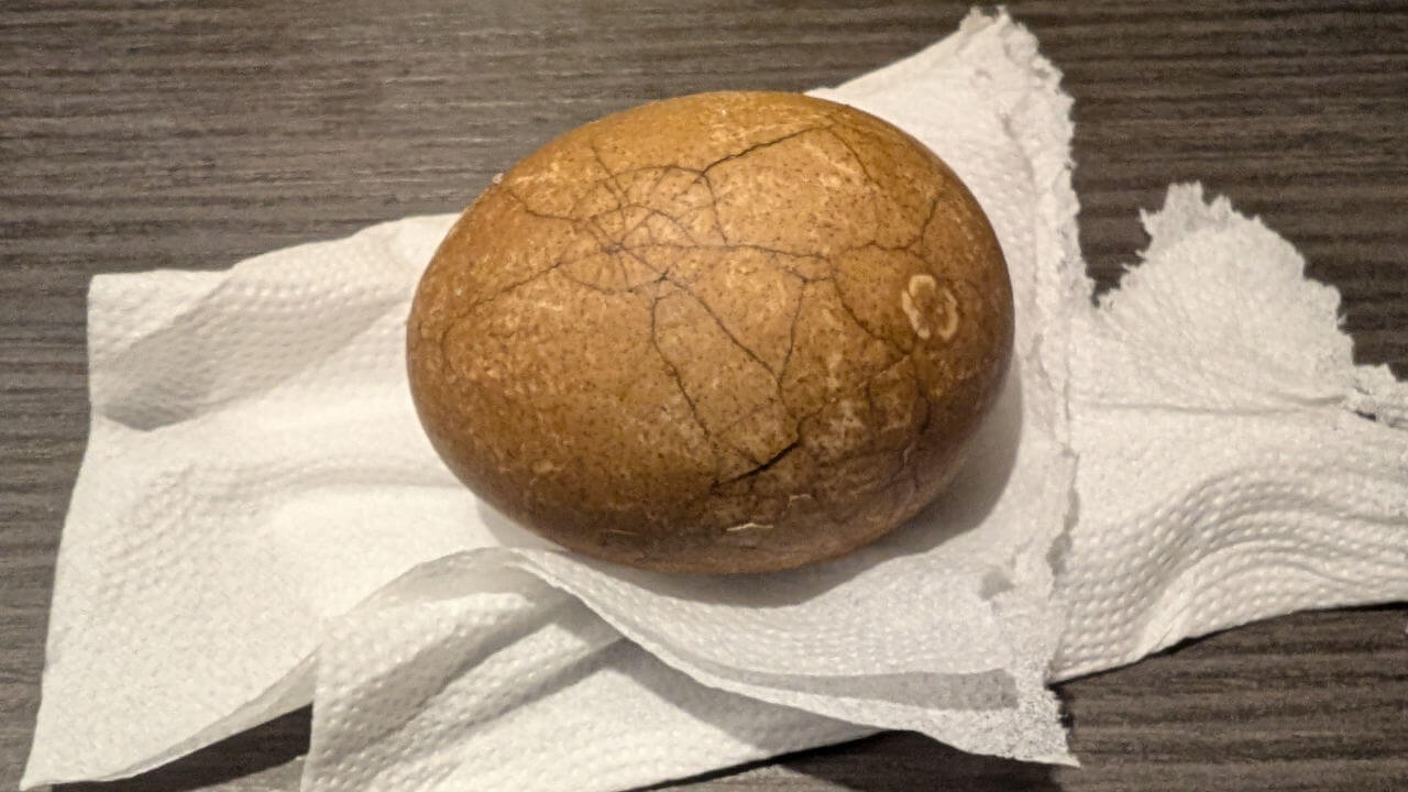 Der Tee verleiht dem Tee-Ei das charakteristische marmorierte Muster