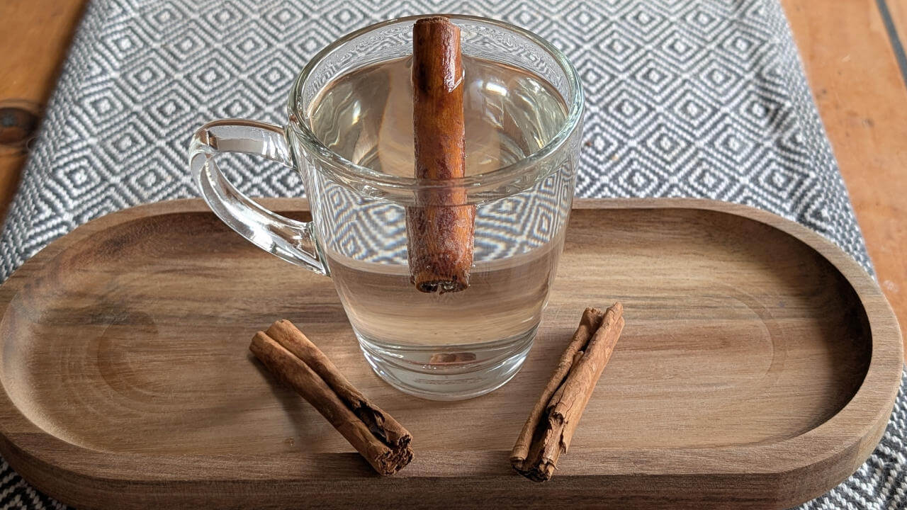 Die Zimttee-Zubereitung ist ganz einfach: Zimtstangen in die Tasse, Wasser darauf und ziehen lassen. Schon bekommt man einen leckeren Zimttee, den man anschließend noch mit weiteren Zutaten verfeinern kann.