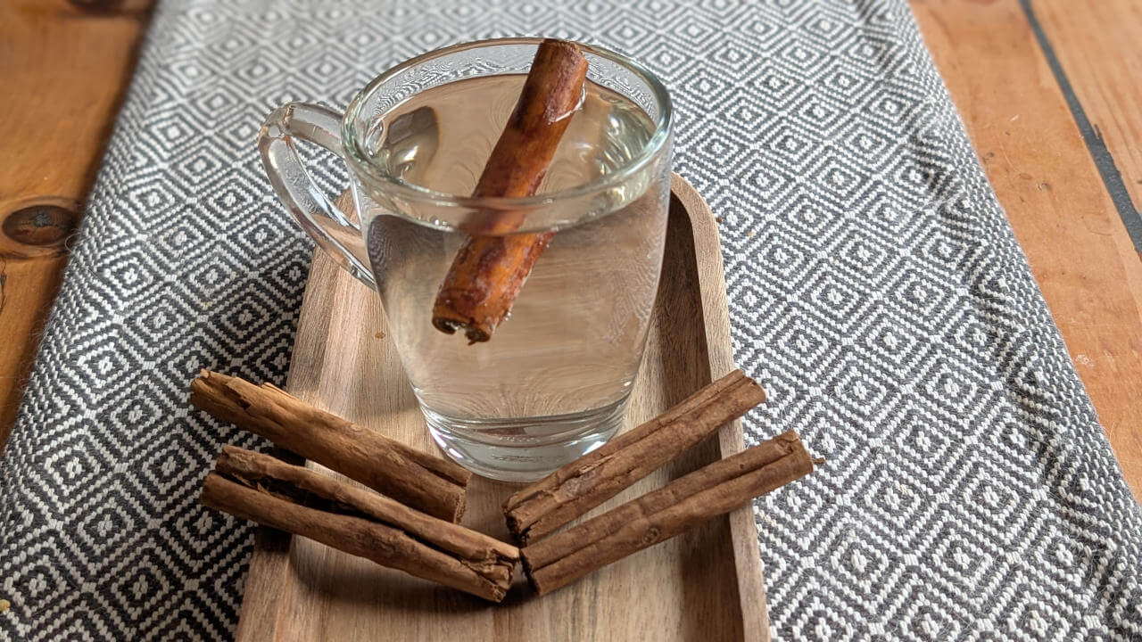 Zimttee ist ein einfacher aber auch sehr leckerer Aufguss. Um richtigen Tee von der Teepflanze Camellia sinensis handelt es sich zwar nicht, dafür verspricht das Getränk gerade in kalten Tagen für Wohlfühlmomente. 
